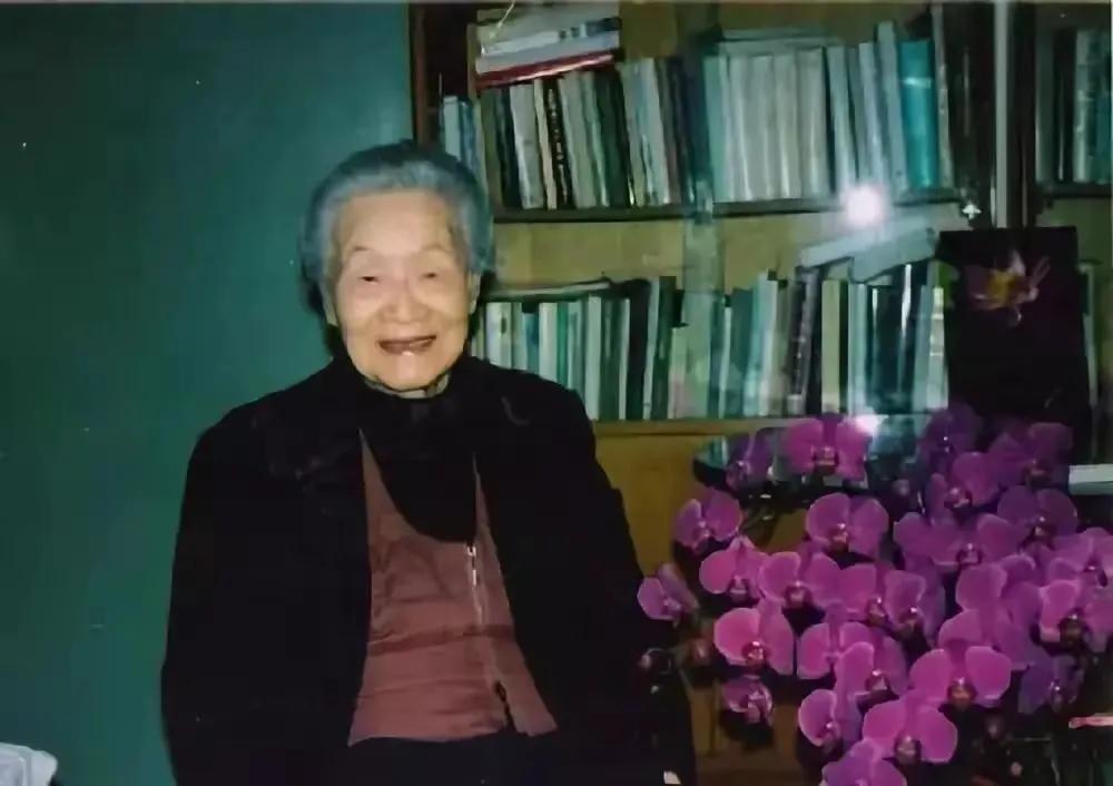 杨绛先生很清醒的一段话写道：“我们曾如此期盼外界的认可，到最后才知道世界是自己的