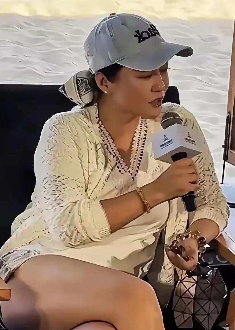 郝蕾这身材，真是让人羡慕，该丰满的地方那叫一个丰腴有致，浑身上下都透着成熟女人的