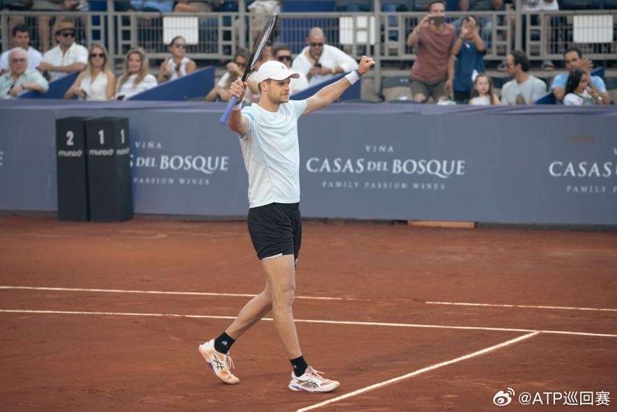 ATP250圣地亚哥网球公开赛两场半决赛结束，汉夫曼淘汰头号种子F·塞伦德罗，2