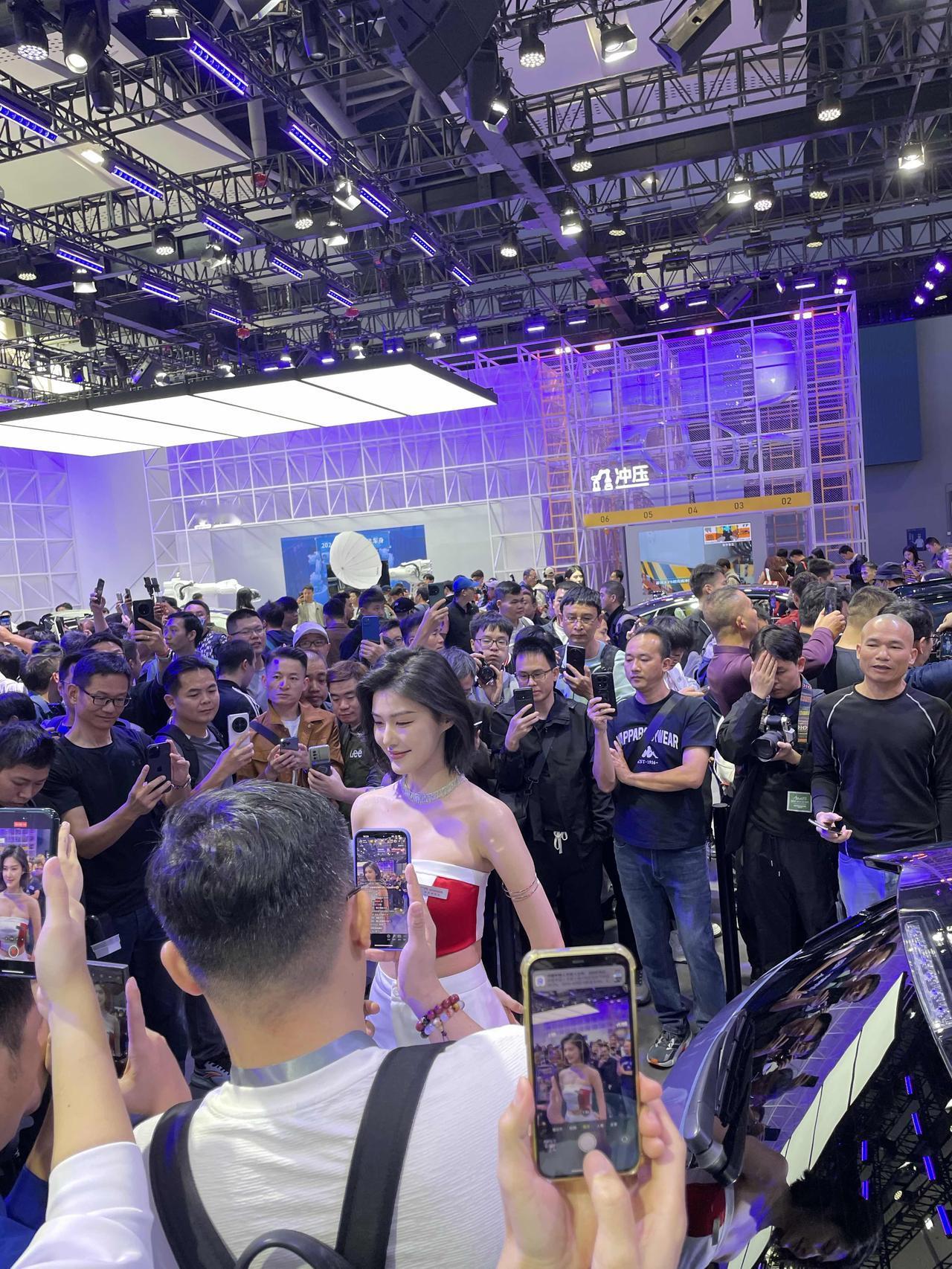 美女模特与豪车同框，引来众多摄影师争相拍摄！