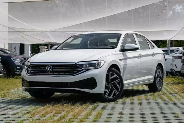 大众服务态度真垃圾本人在四线小县城，大众的品牌在当地很受欢迎。我本来想去买星