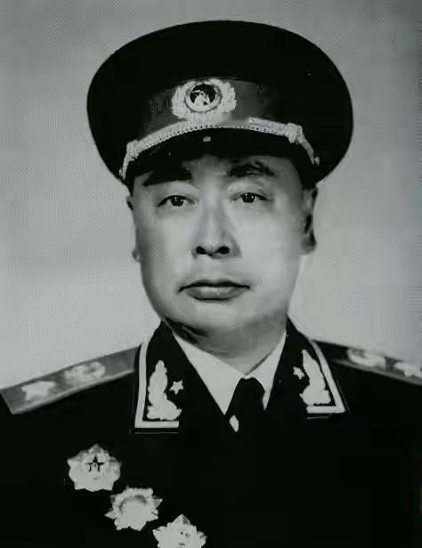 1936年，联络员陈宏叛变，敌人利用陈宏，诱骗陈毅下山，陈毅不知情。下山时，陈毅