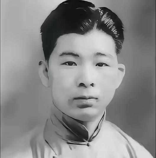 1940年，熟睡中的冯运修，突然感觉不对劲，好像是日军包围他家了。他从枕头下摸出