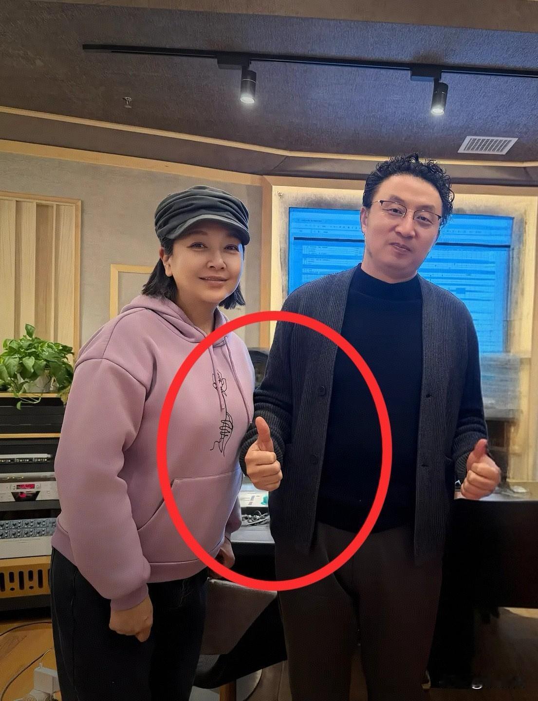 著名演员江珊与人私下合影，胸都贴到人家手臂上了。这个紧靠在一起的合照动作过于