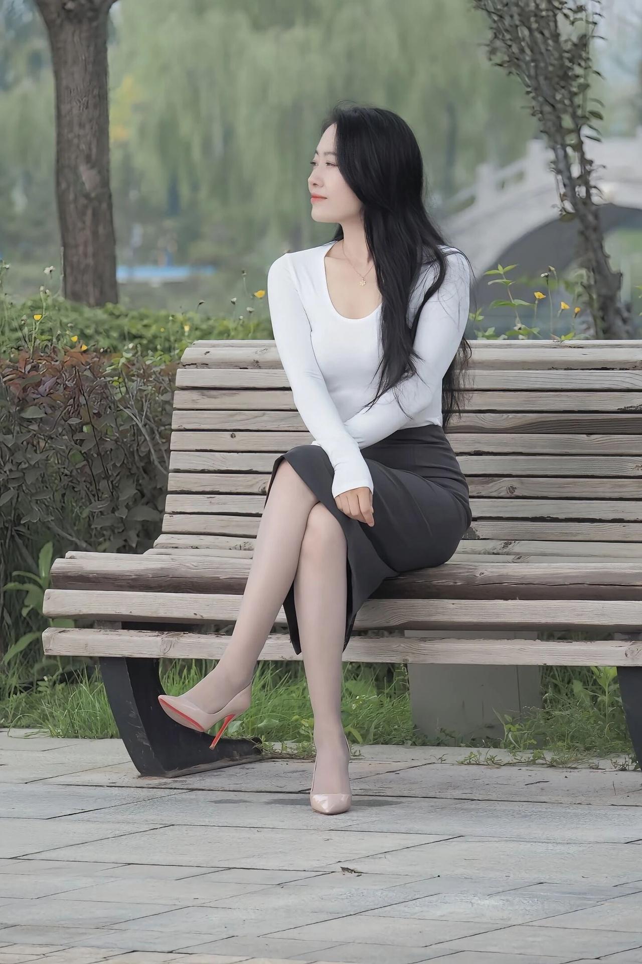 成熟稳重的美女你喜欢吗?如果单从鞋品来评判，下面两个美女，你最喜欢哪一个？