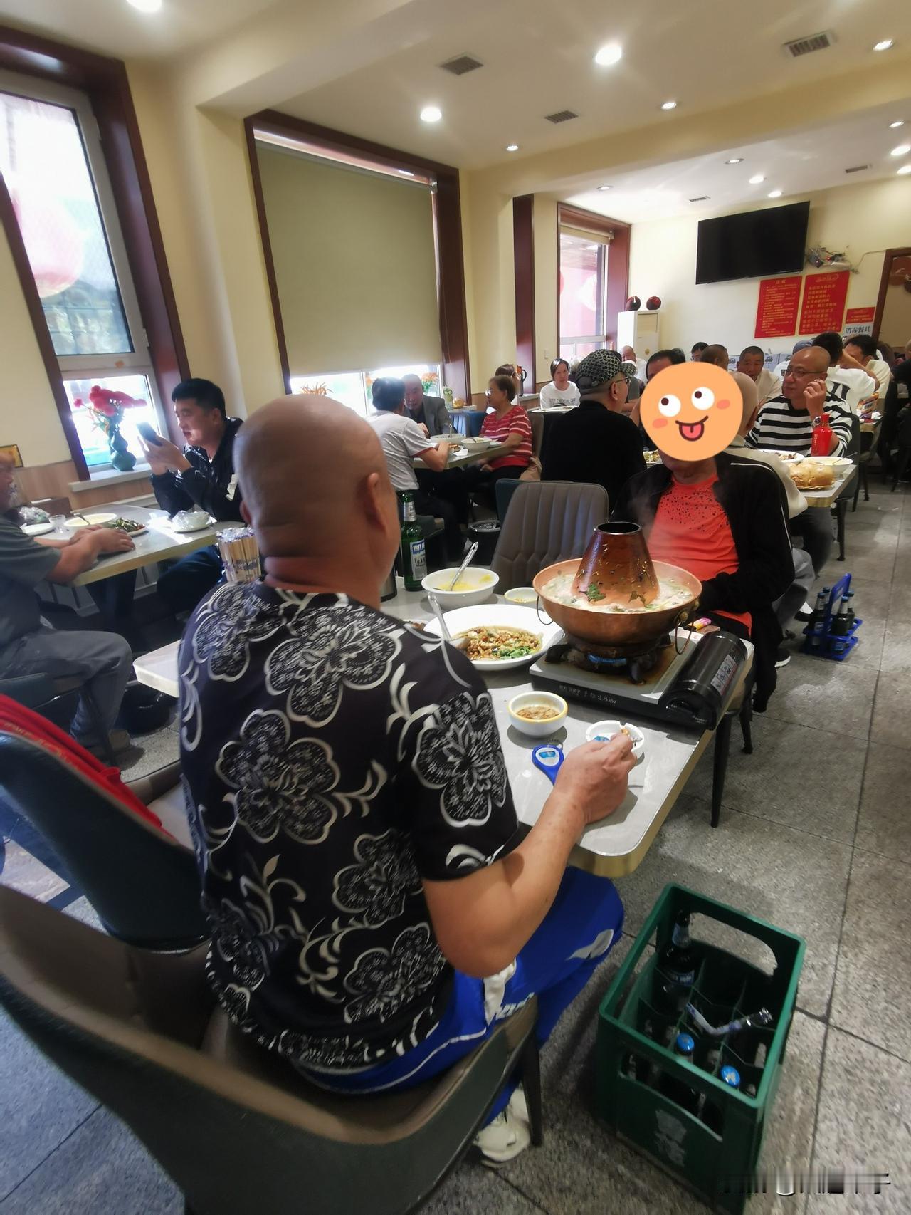 昨天中午探望完老人，我们三个人在这家店门外等了足足一小时，快到下午一点，才走进这