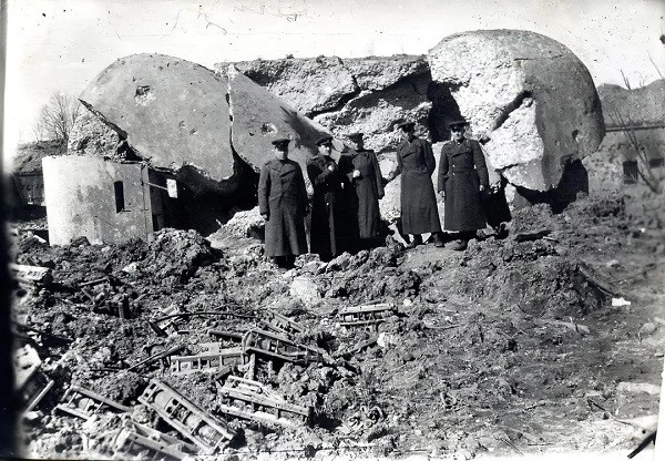 1945年柯尼斯堡堡垒:苏联军官合影与被摧毁的碉堡