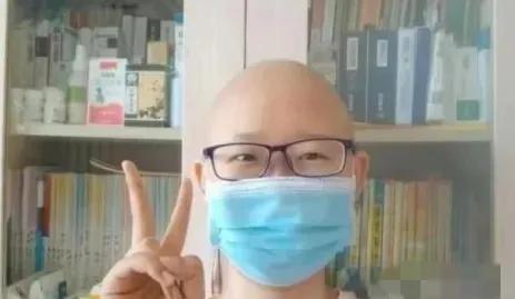 2019年，河北一家医院里，亲戚对19岁患癌女孩说：“7年了，你母亲卖2套房，花
