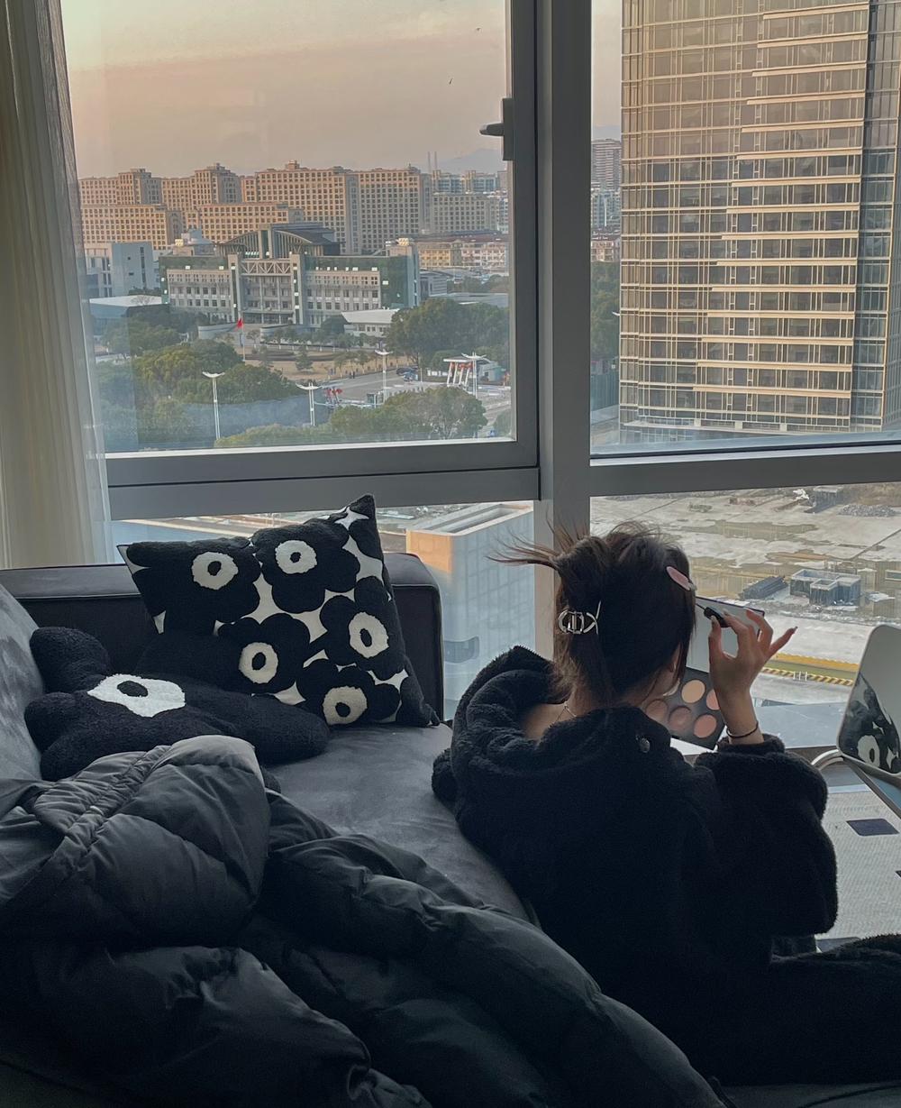 中年女人最想要的，往往不是甜言蜜语，而是这两个字——被懂。昨天在健身房更衣室