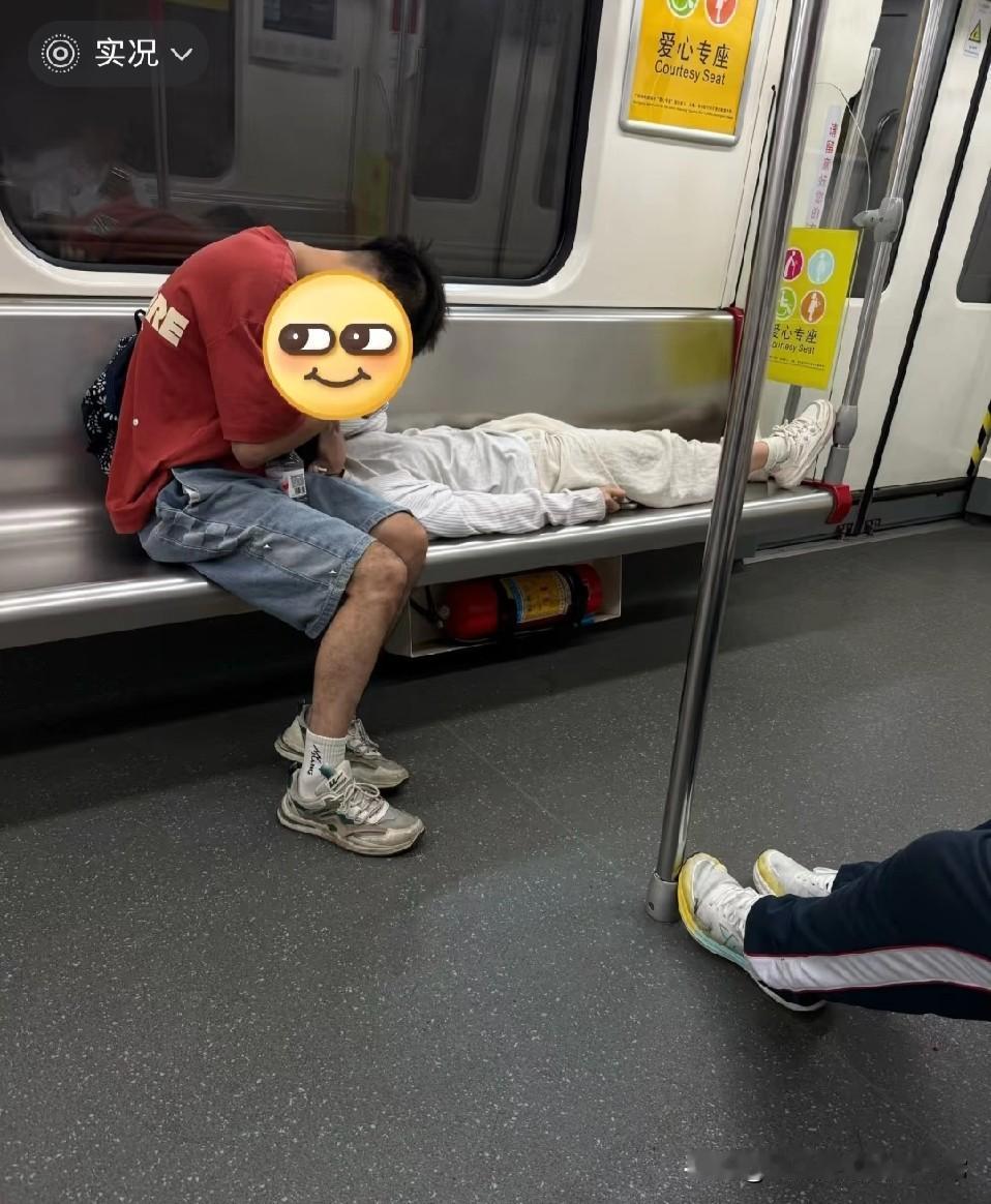 广州地铁这一幕你打开手机举报吗！在广州地铁的车厢里，这一幕简直让打工人破防