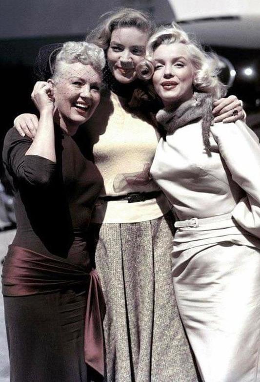 1953年，电影《愿嫁金龟婿》拍摄现场，贝蒂・格拉布尔、劳伦・白考尔、玛丽莲・