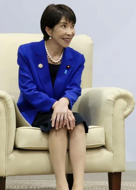 高市早苗两副面孔？笑容和生气，都挂在了脸上。反观安倍昭慧，即使是丈夫去世了，她