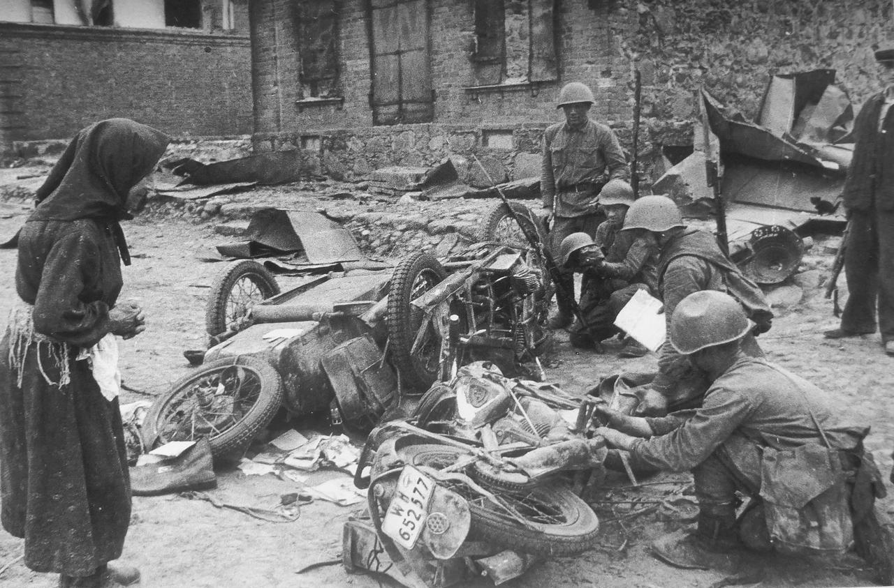 1941年，东线，列宁格勒州，索利齐市。苏军经过反击作战解放该城后，红军战士与当