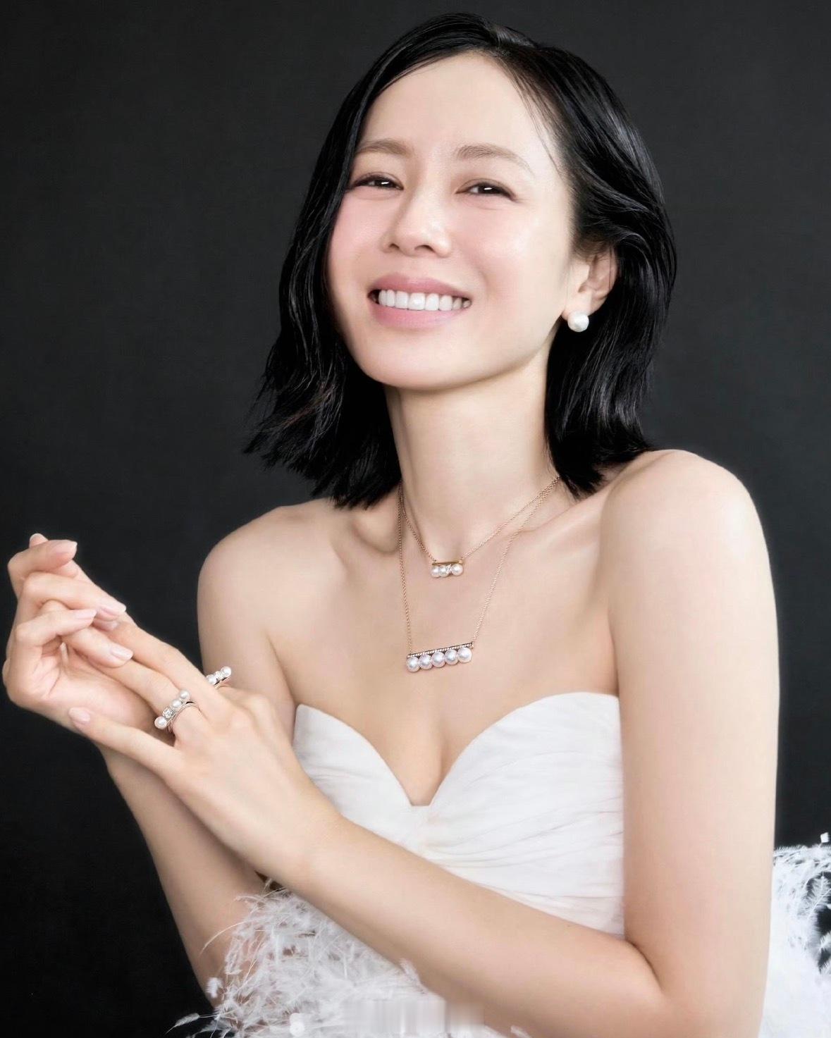 孙艺珍就是上镜脸，很高级女神感的一组图。可以看出来跟玄彬的夫妻关系非常和谐～