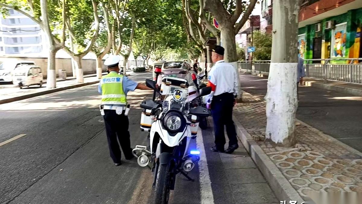 警察手往三轮车一指，“你全责。”就在十分钟前，骑三轮的大爷嗓门还震天响，梗着脖