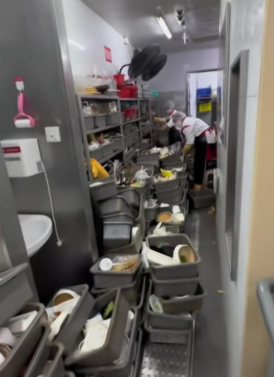 难怪兼职都不愿去后厨！跨年的晚上，某品牌店吃火锅，晚上十点拿到的号，愣是等到凌