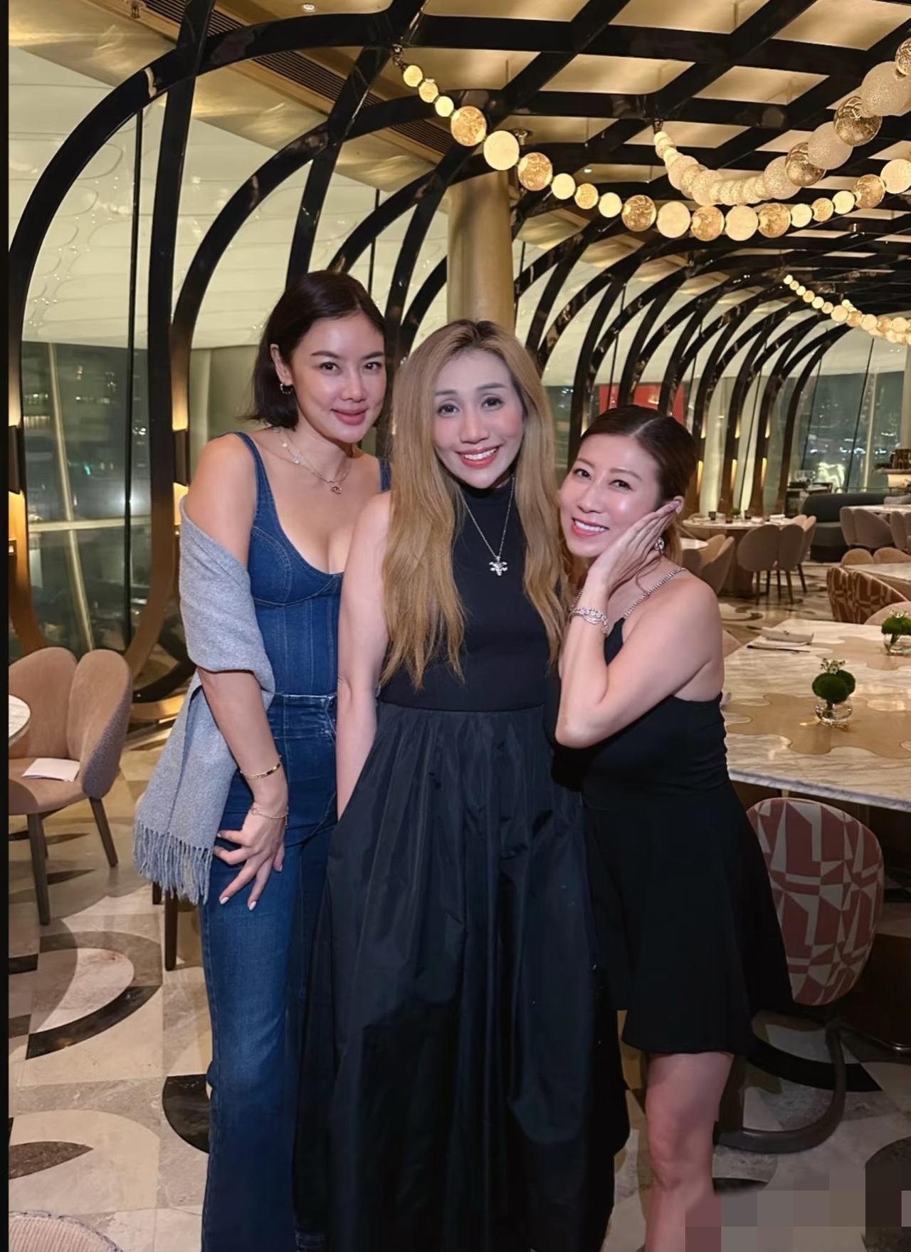 何超盈与乐基儿聚餐，乐基儿坐着吃饭时，何超盈居然在旁边只能看着！3月28日，