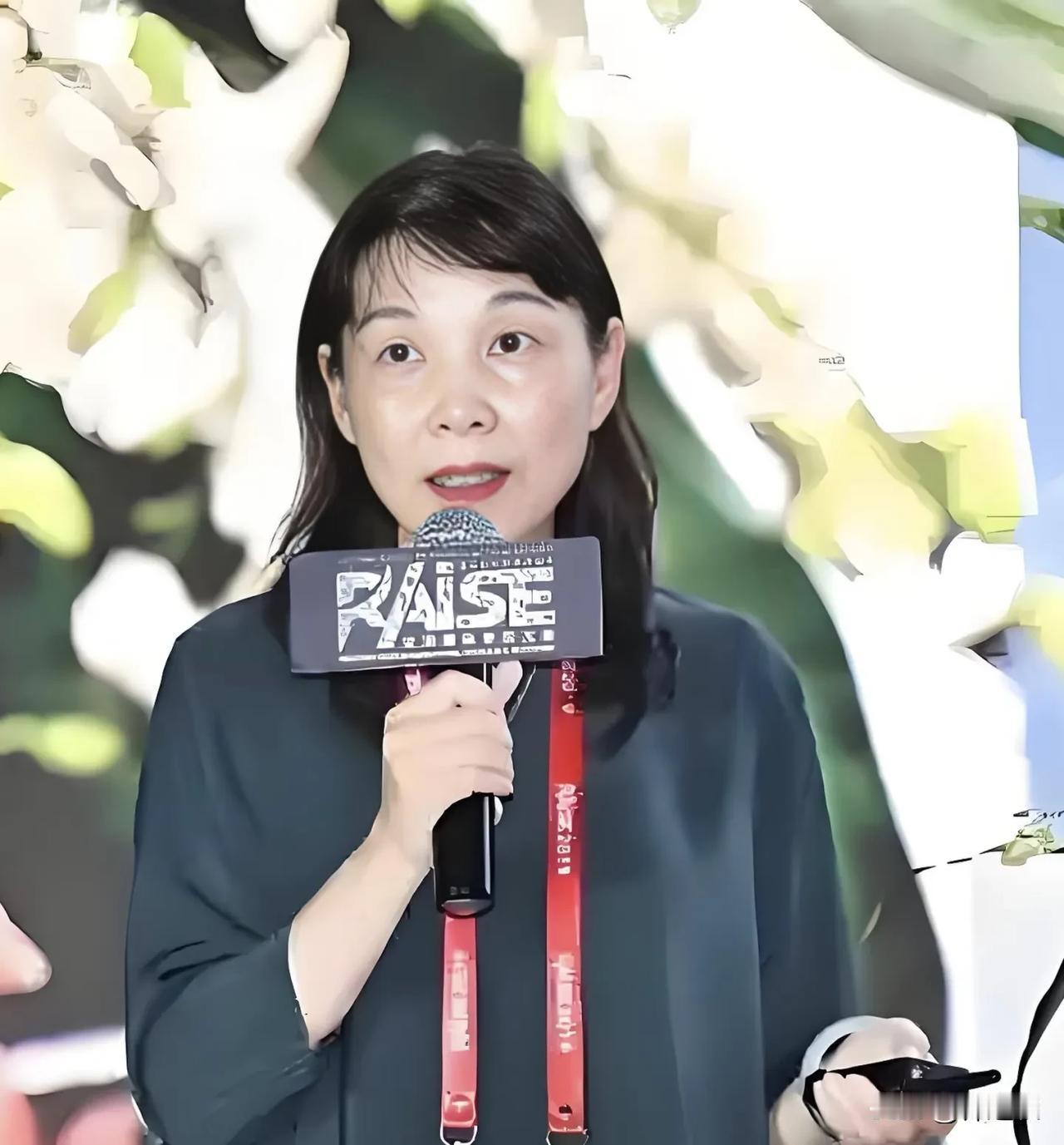 杜建英如果那么有能力就不至于当三了，而且她在那个年代能上学，说明她的家庭条件还不