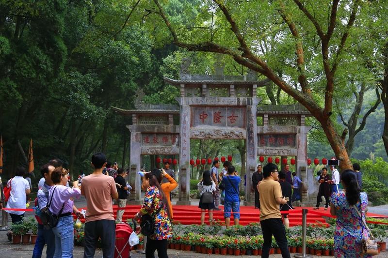 看到“十年苦读争金榜”这个上联，我脑海里立马蹦出“一举成名酬壮志”作为下联。“