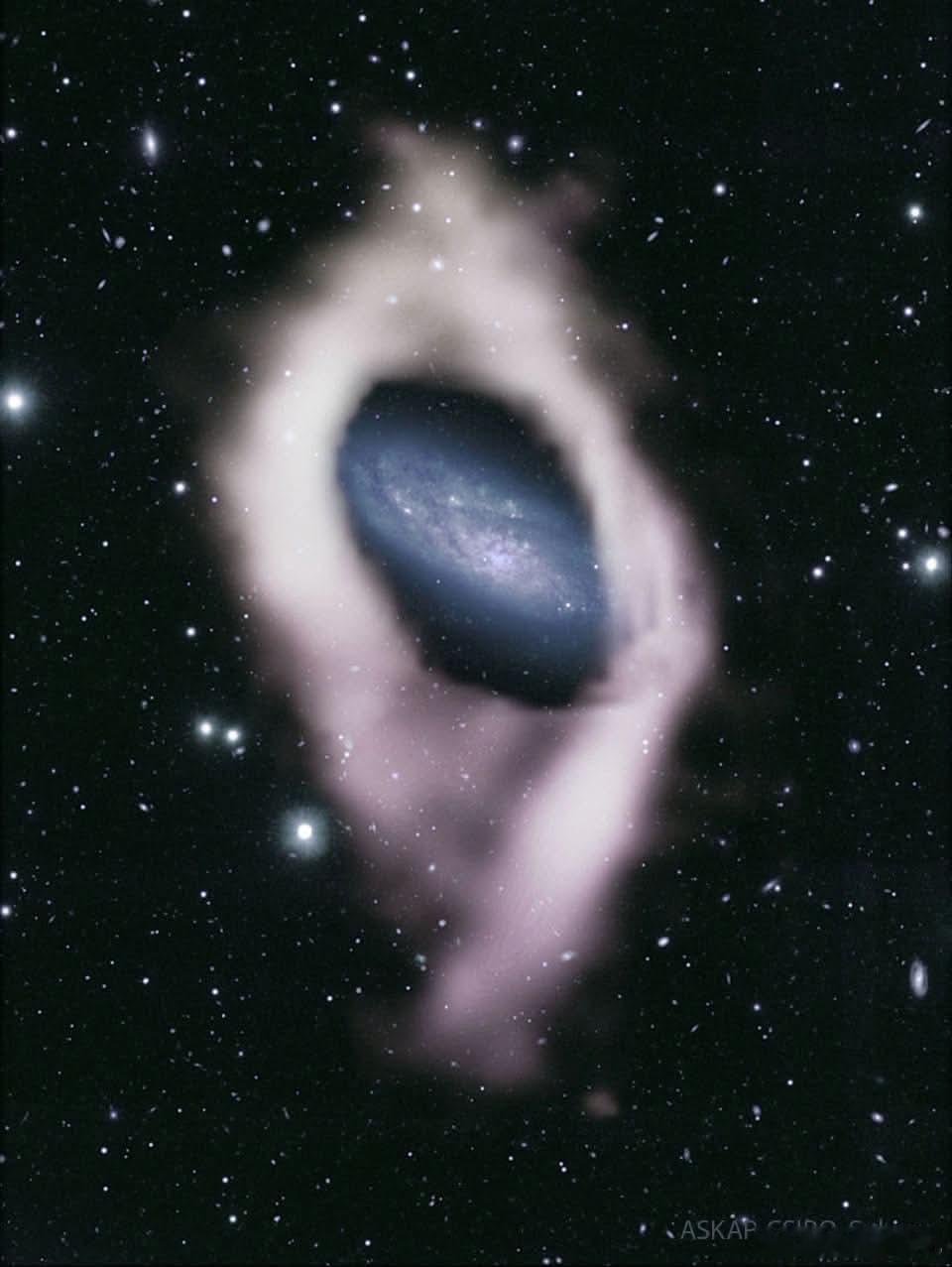 NGC4632在星光下看起来很普通。在射电波段，它侧面戴着一个光环。光学望远