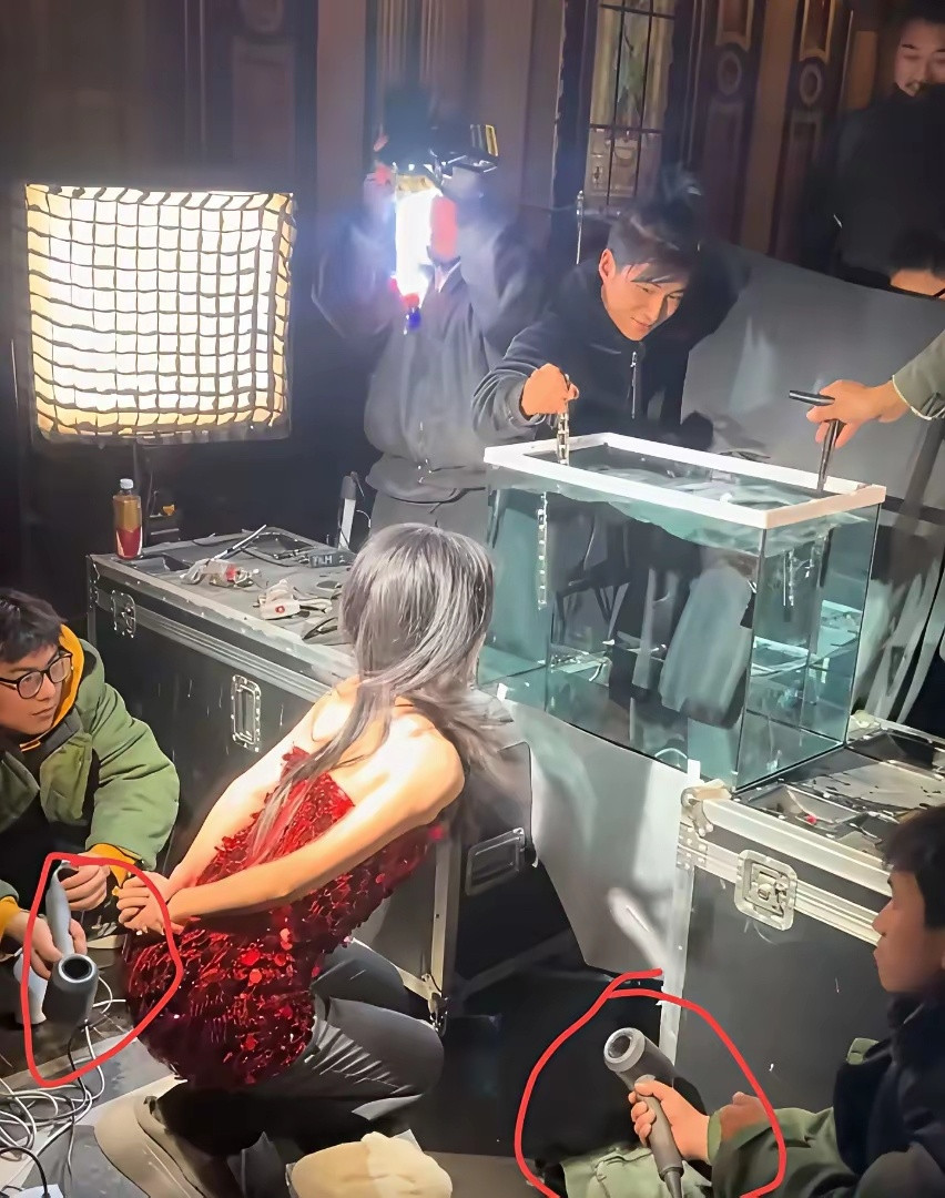 原来短剧拍水下场景成本这么低，只靠两个吹风筒，一个鱼缸就搞定。难怪短剧动不动就是
