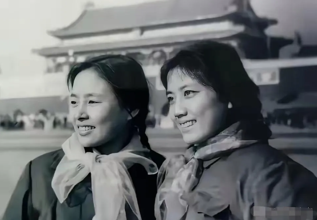 这是八十年代著名电影演员张瑜和李秀明在天安门前的合影。那时她俩还很稚嫩的样子。