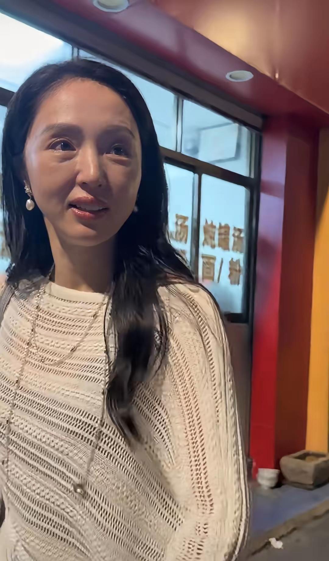 46岁的董璇被路人原相机实拍暴露中年真实模样！！！当天她身穿一件浅米色镂