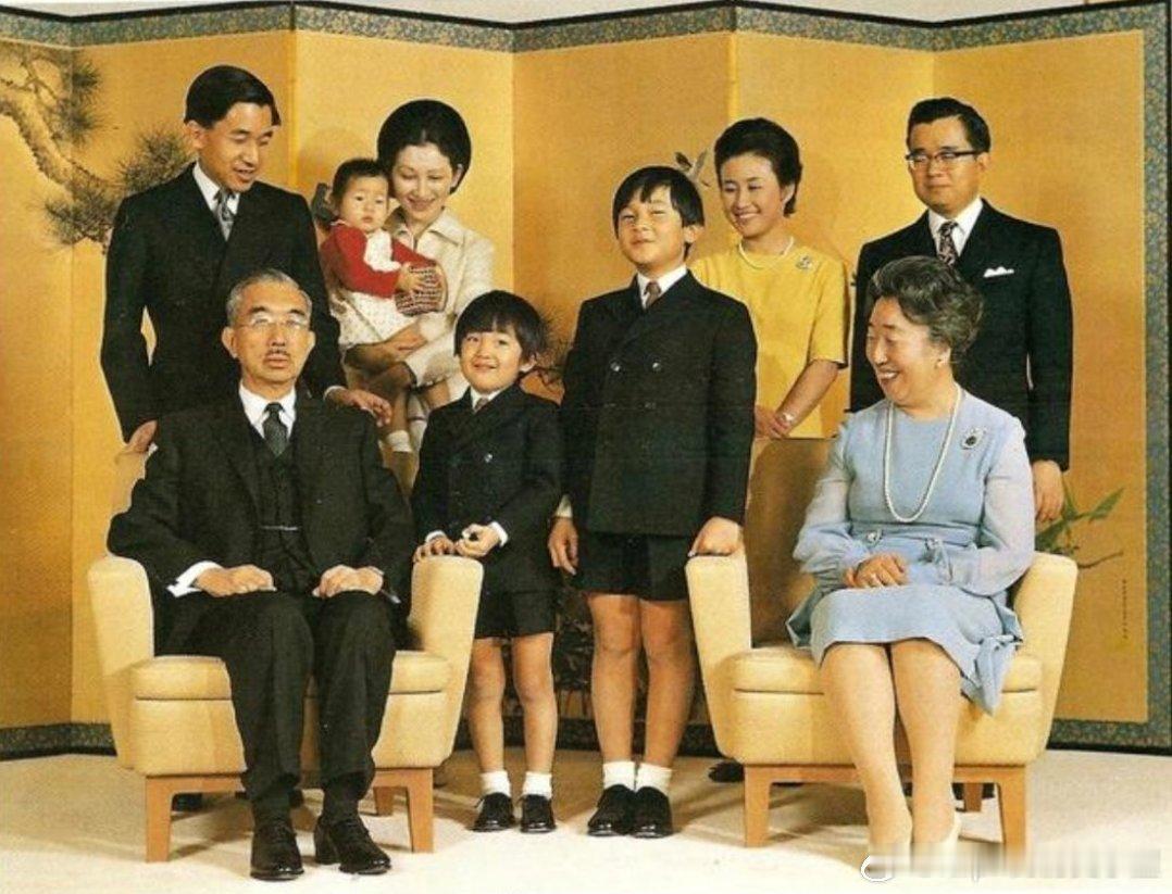 1971年1月日本昭和天皇裕仁的全家福照片历史影像​​​