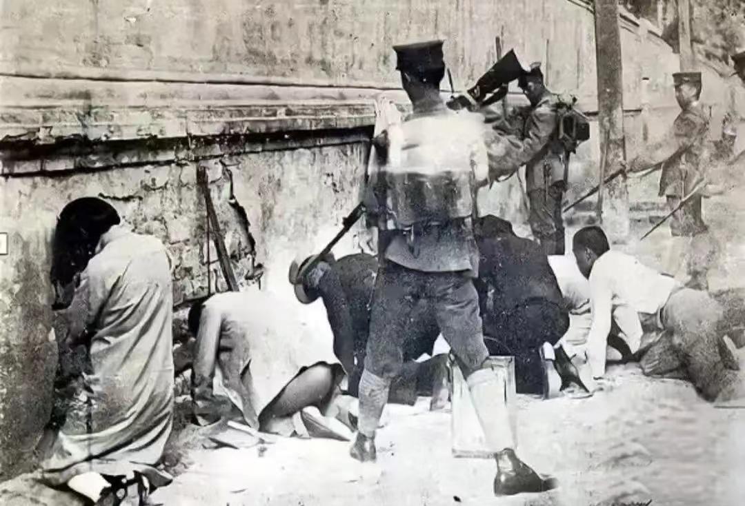 1931年的沈阳城，城墙根下，几名手无寸铁的平民被日本关东军强行按倒在地，刺刀冰