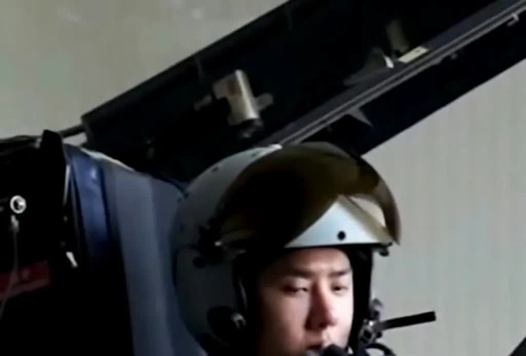 摩托姐姐都是拿放大镜观察王一博的吗，连小拇指伸进那个圈圈这么细节的动作都发现了，