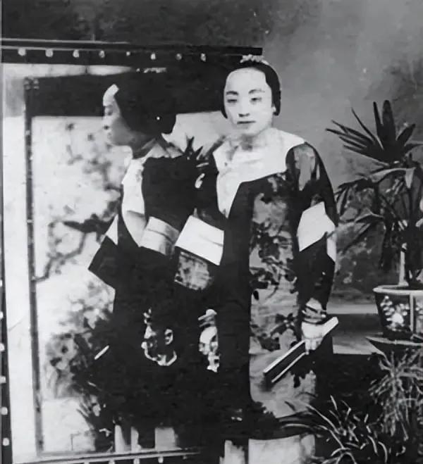 1935年，前总统黎元洪去世7年后，他的小妾黎本危不想守寡，要嫁给小10岁的绸缎