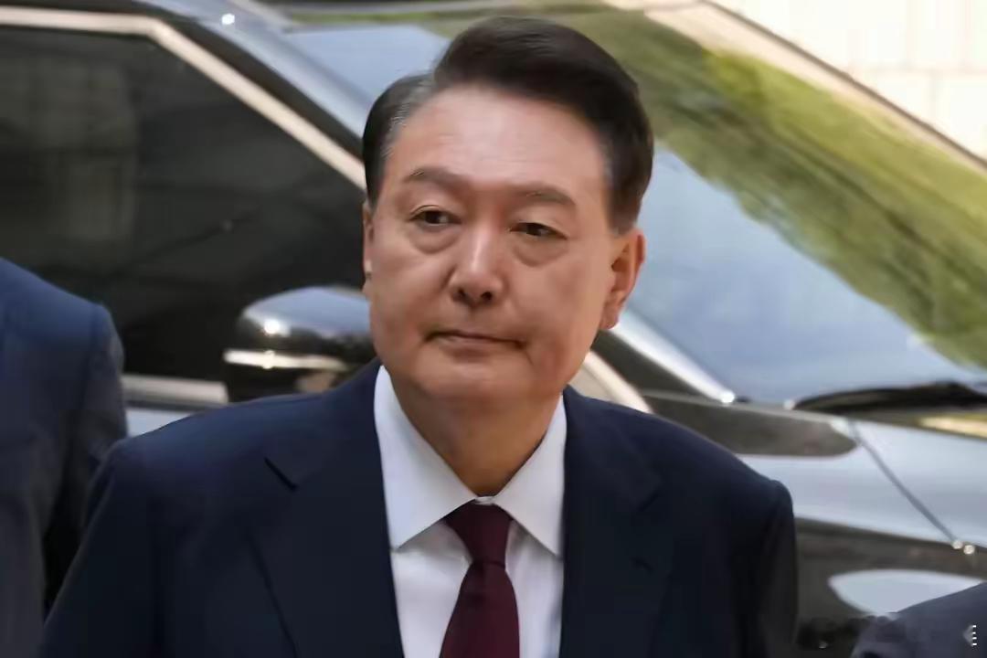 尹锡悦太可怜了，竟然成了过街老鼠，人人喊打！​就在日前，执政党已经公开通知尹锡悦