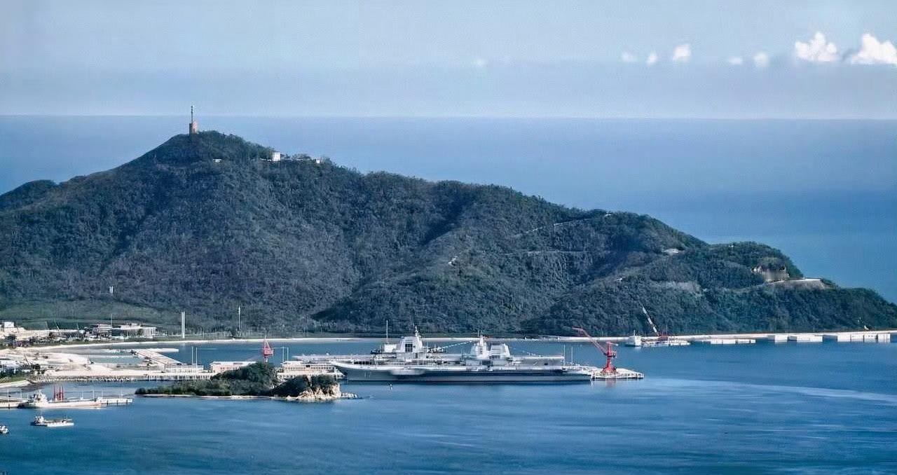 三亚的游客已经拍到山东舰和福建舰停泊在同一码头的照片了，不知道福建舰接下来是不是