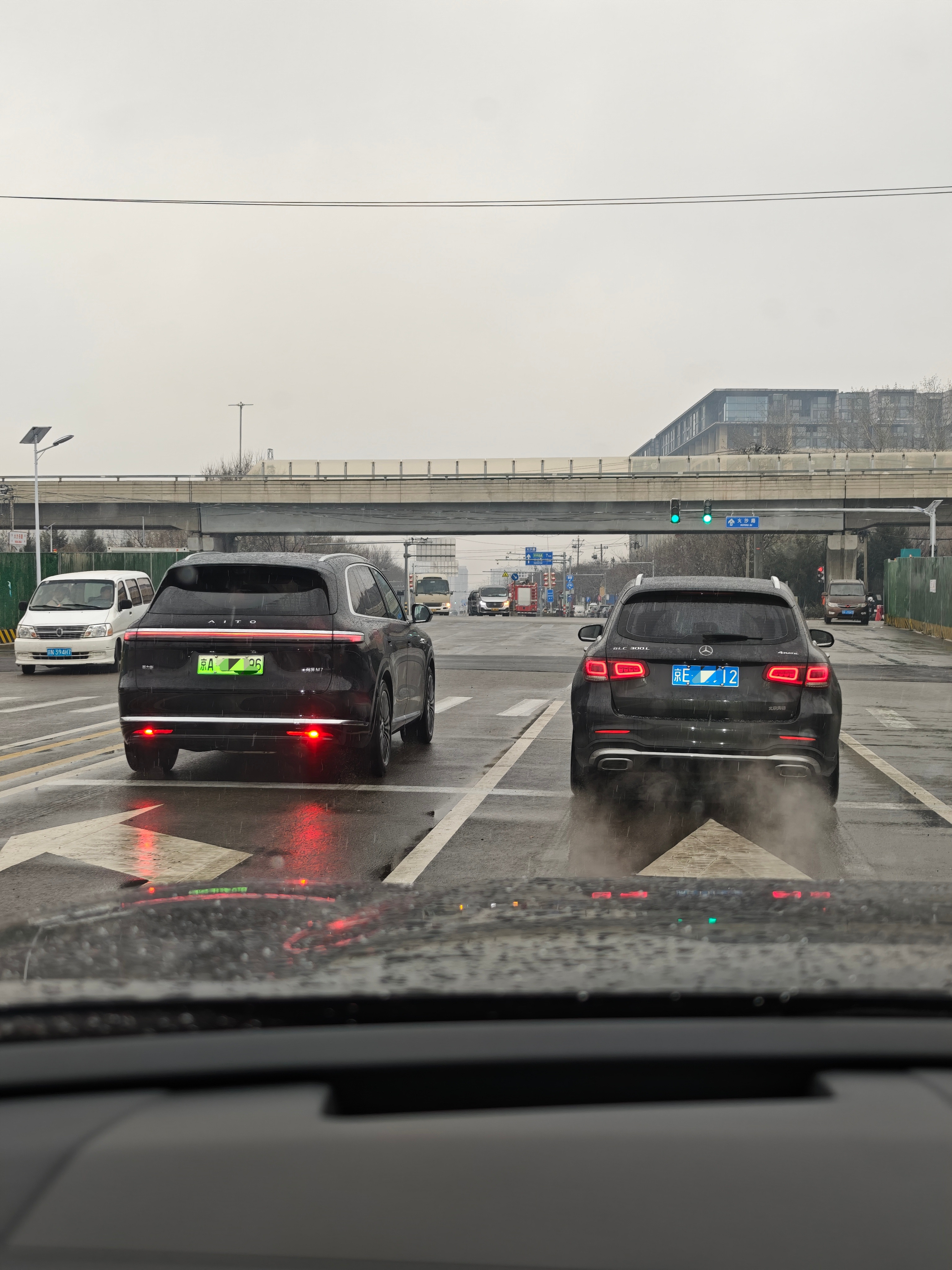 这俩停一起对比才发现，问界M7比奔驰GLC大这么多体量感差了一两个级别，但GLC