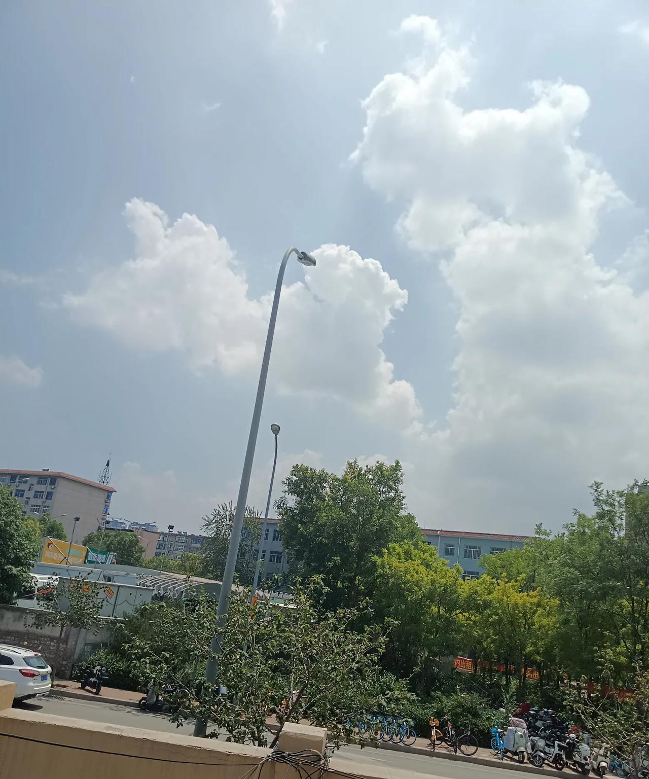 济南市不是火炉城市，却胜似火炉城市，近一周气温稳稳的站稳37度。有时候达到38度