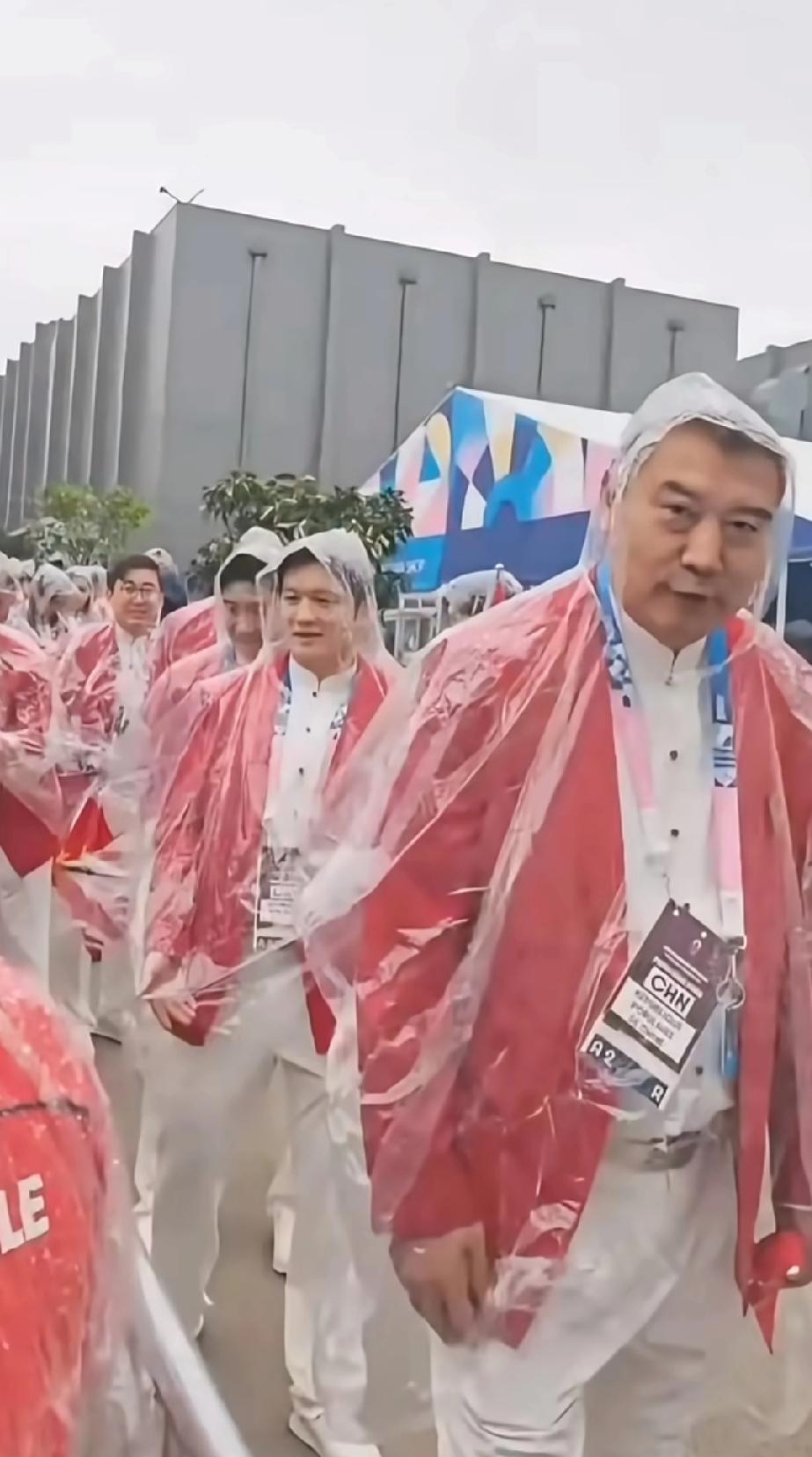 2024巴黎雨夜的中国红，太戳心了！刷到2024巴黎奥运会这段旧视频，瞬间