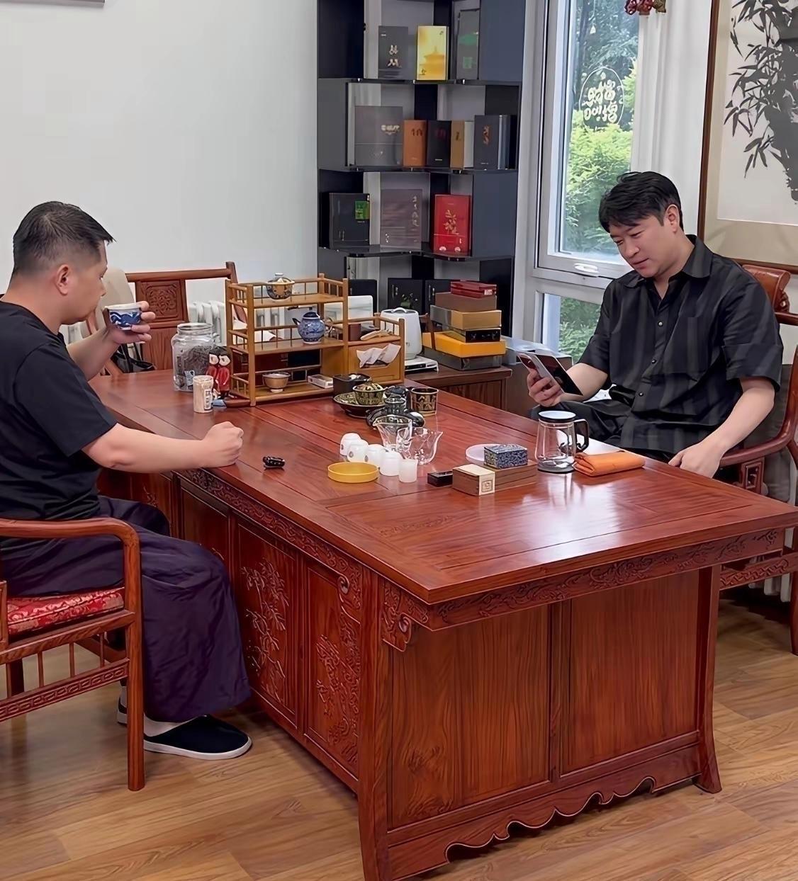曹云金：这茶口感可以，新买的？何沄伟：朋友送来的，晓得你爱这口，特意给你留了一