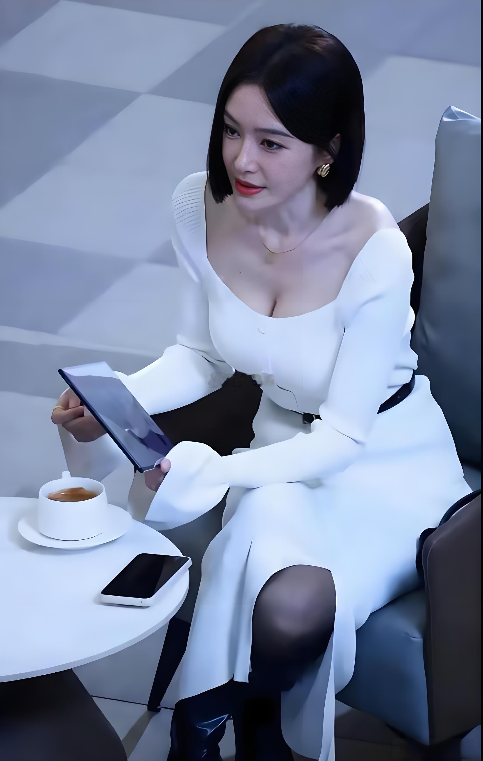 秦岚能重新翻红，其实和她演技好坏关系不大最主要的原因，很大一部分是因为她还能保持