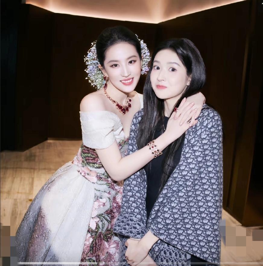 王玉雯疯狂示爱刘亦菲，张艺凡狂爱杨幂，巧了，刘亦菲和杨幂是85后大花里的佼佼者，