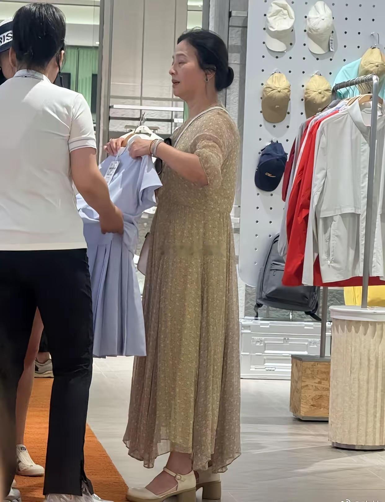 刘亦菲妈妈在北京逛商场被偶遇，年近70了但看起来挺年轻的，就是体态不太好
