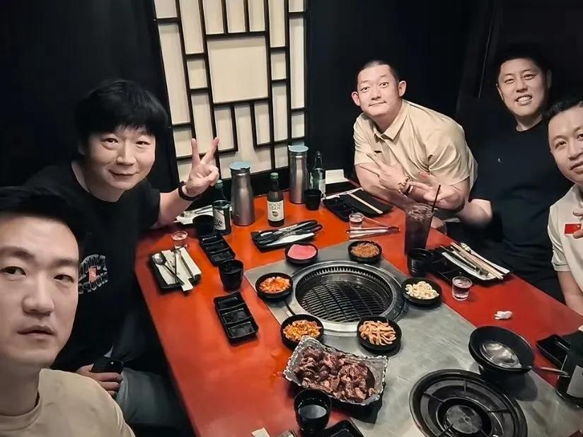 同样是去观看NBA夏季联赛，王博、邱彪、潘江等人在烤肉店聚餐，却不叫卢伟和杨鸣！