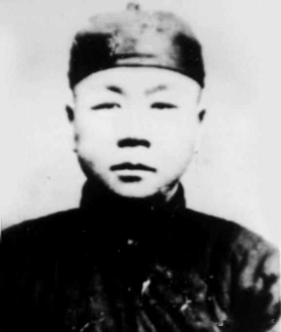 1933年，白子峰被日军捕获，辣椒水把他灌得双目失明，负责逼供的敌人，见白子峰死