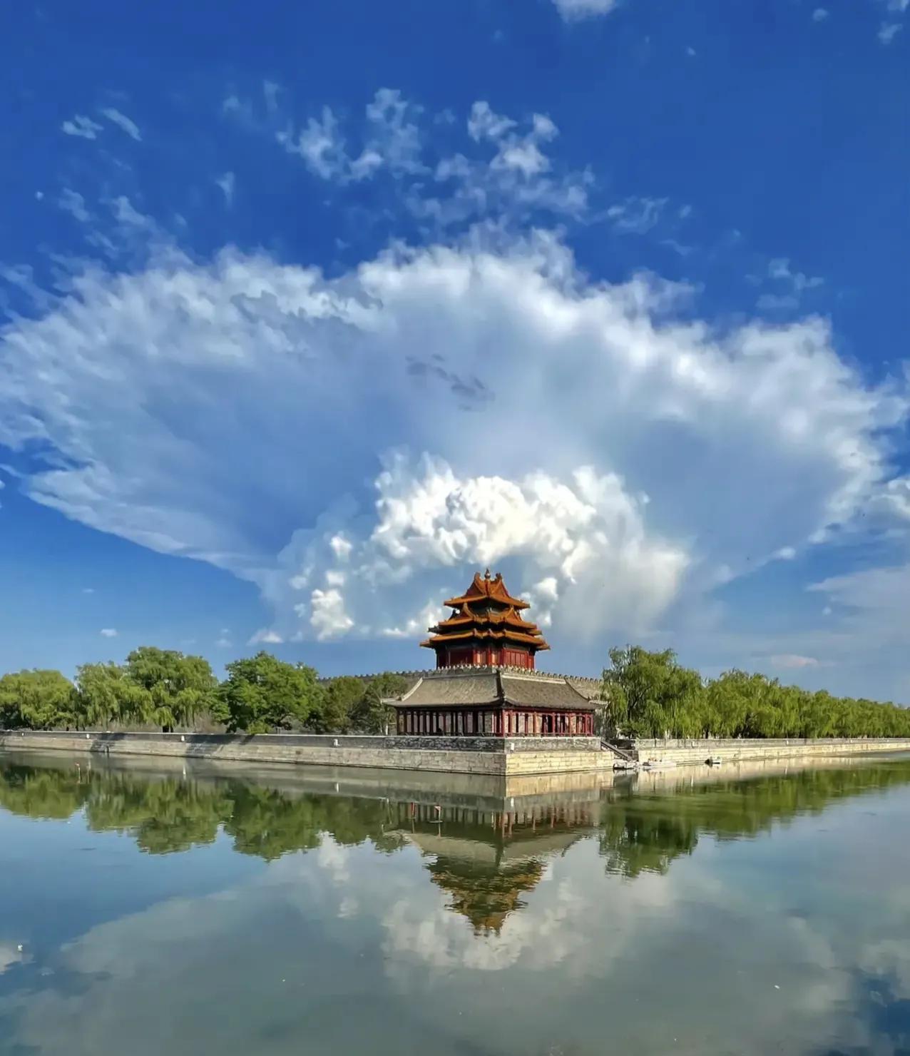 #晒出你看到的最美天空#故宫角楼，祥云织就的绝美画卷漫步故宫，转角处，角楼静静