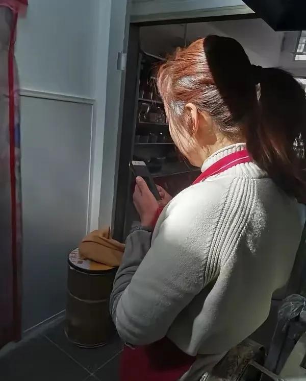 山东一女子考上大学，后妈不让上，舅舅给5万，9年后舅妈打电话：你舅舅治病需要40