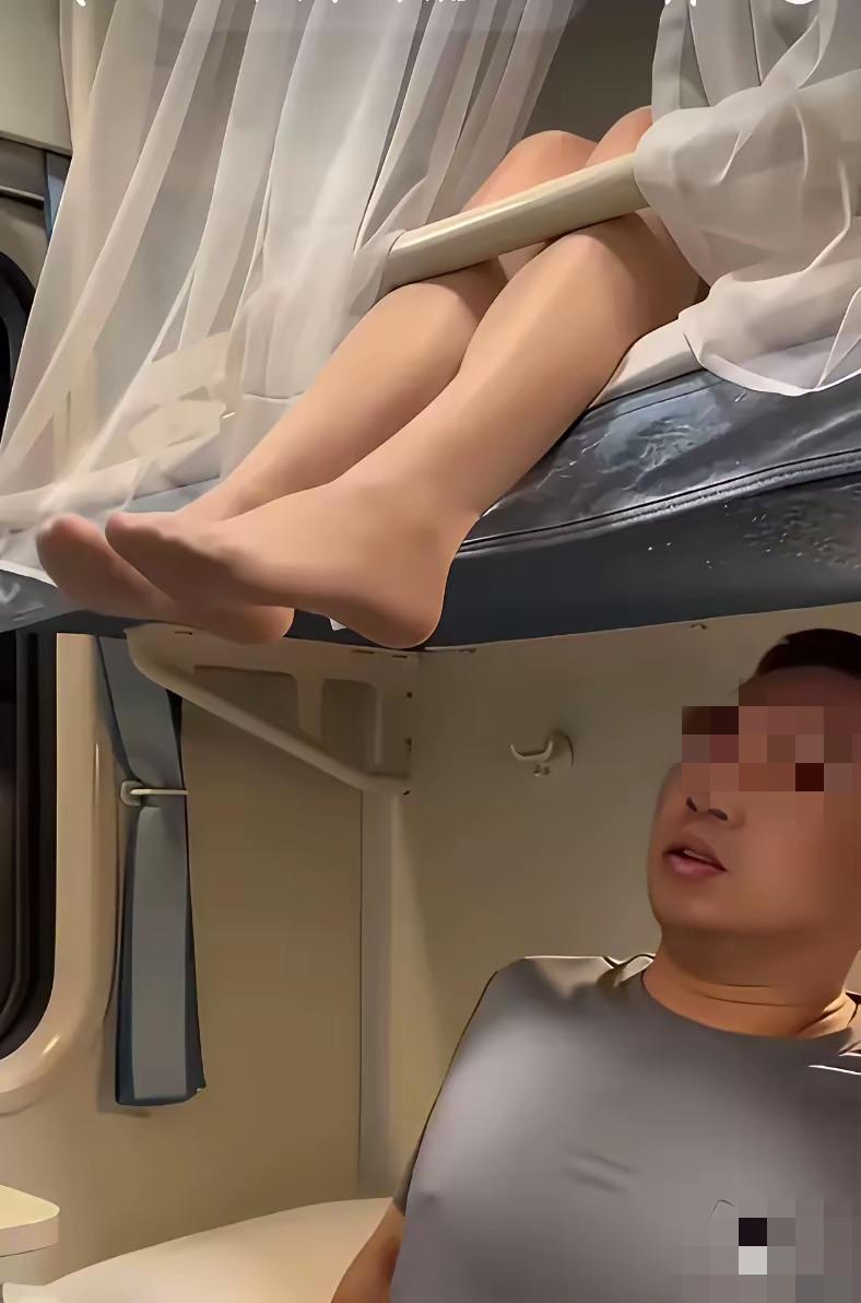 坐卧铺碰到这种情况实在是让人无奈，也算不上人家故意为之，坐在上铺垂着脚本来是很寻