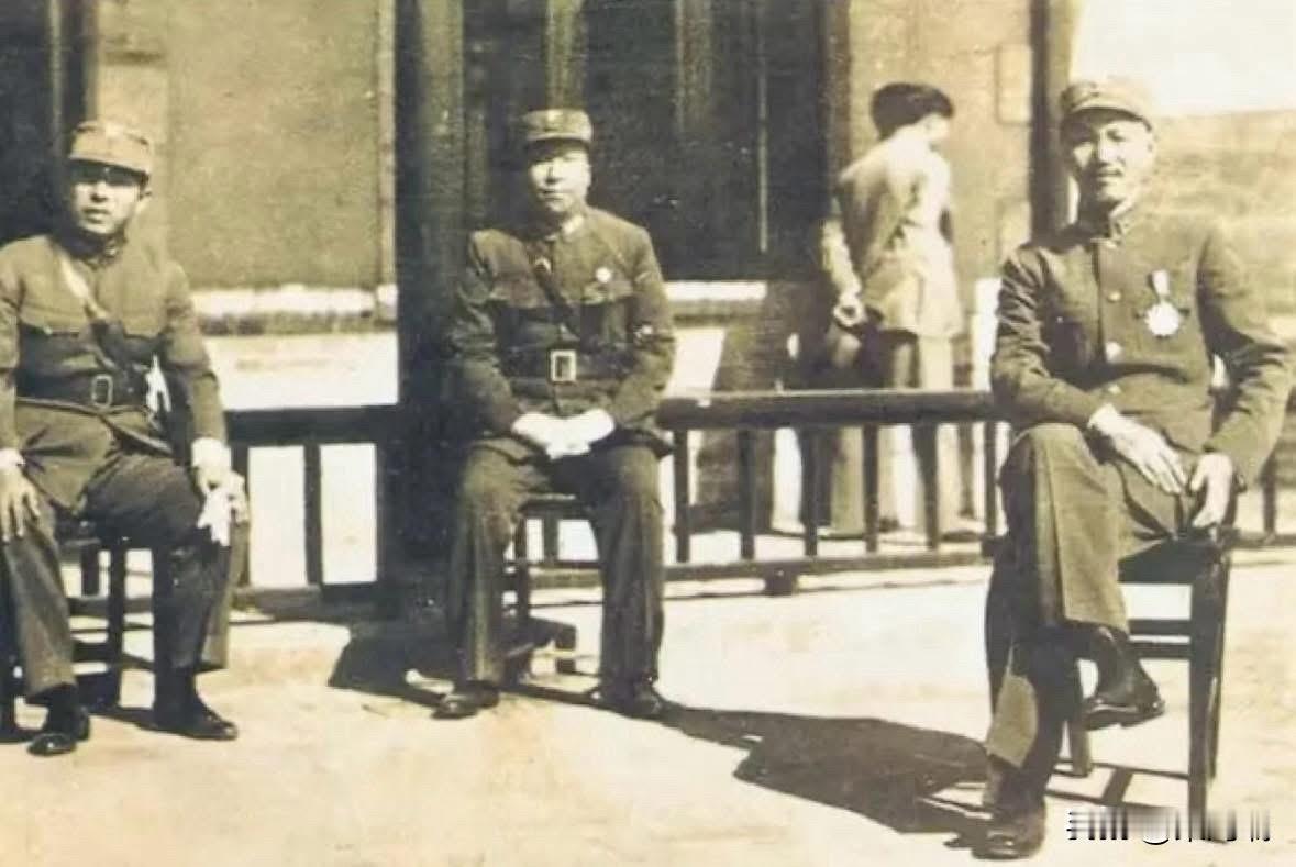 这幅珍贵的历史照片拍摄于1936年10月前后（西安事变爆发前夕）。照片中坐在前
