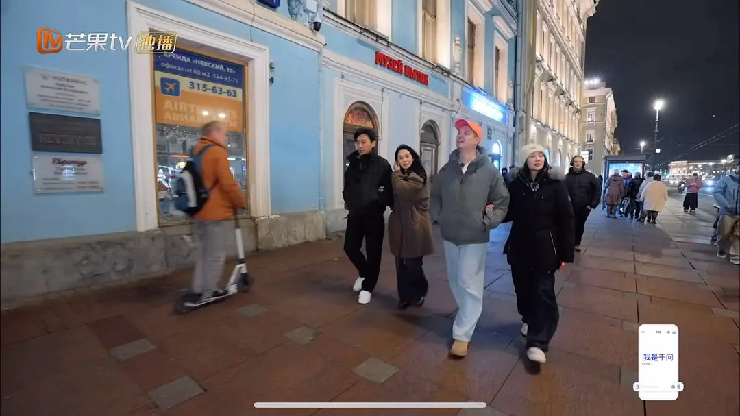 看完妻旅这段真的很别扭别人夫妻牵手逛街，孙杨只顾自己泡泳池老婆在一旁拍照，活像妈