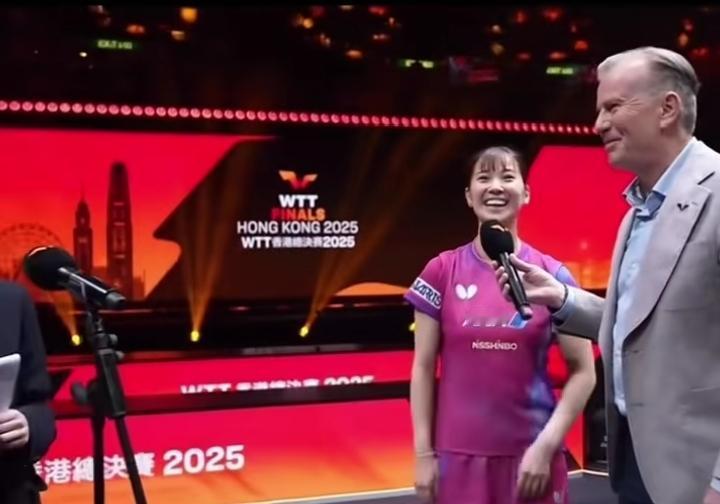 长崎美柚真爱笑，笑起来挺漂亮的，精致的五官，灵动的双眼。不论国籍一句“大家好谢谢