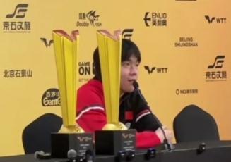 奖杯这么近，两个人的座位却这么远！是不是又是法海干得好事？昨晚混双新闻发布会上，