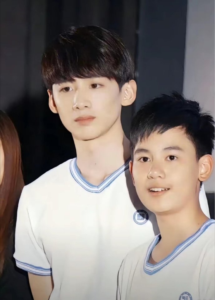 看到以前大大的白敬亭金晨和小小的胡先煦，原来哥哥姐姐已经亭亭玉立的时候，我们小鼹